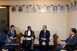 El secretario general del Partido Comunista y presidente de Vietnam, To Lam (segundo por la derecha), conversa con el presidente del Parlamento de Sri Lanka, Jagath Wickramaratne. (Foto: VNA)