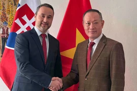 El embajador de Vietnam en Eslovaquia, Pham Truong Giang, y el viceministro del Ministerio de Agricultura y Desarrollo Rural de ese país, Vladimir Vnuk (Foto: VNA)