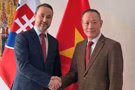 El embajador de Vietnam en Eslovaquia, Pham Truong Giang, y el viceministro del Ministerio de Agricultura y Desarrollo Rural de ese país, Vladimir Vnuk (Foto: VNA)