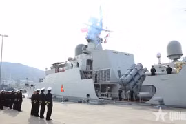 Ceremonia de despedida del buque 015-Tran Hung Dao en la Base Naval de Kure. (Foto: qdnd.vn)