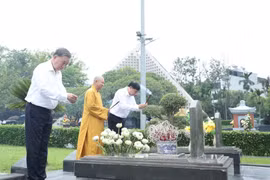 El secretario general del Partido Comunista de Vietnam, To Lam, ofrece incienso en el Cementerio Nacional de los Mártires A1 (Foto: VNA)