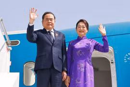 El presidente de la Asamblea Nacional de Vietnam, Tran Thanh Man, y su esposa Nguyen Thi Thanh Nga en el aeropuerto internacional Salé de Rabat (Foto: VNA)