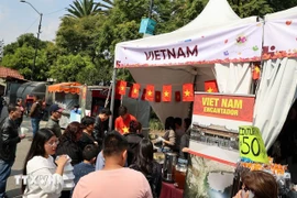 Stand de comida tradicional de Vietnam (Foto: VNA)