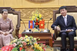 El secretario del Comité del Partido Comunista de Vietnam en Ninh Binh, Tran Huy Tuan, recibe a la presidenta del Consejo Nacional del Frente de Solidaridad para el Desarrollo de la Patria Camboyana, Men Sam An (Foto: VNA)