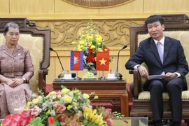 El secretario del Comité del Partido Comunista de Vietnam en Ninh Binh, Tran Huy Tuan, recibe a la presidenta del Consejo Nacional del Frente de Solidaridad para el Desarrollo de la Patria Camboyana, Men Sam An (Foto: VNA)