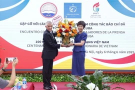 Moisés Pérez Mok, corresponsal de Prensa Latina, felicita la directora general de la VNA, Vu Viet Trang, con motivo del centenario del Día de la Prensa Revolucionaria de Vietnam (Foto: VNA)