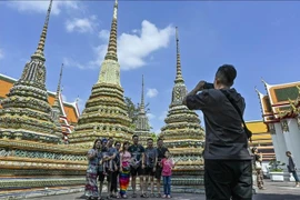 Los turistas toman fotografías en el templo Wat Pho en Bangkok. (Foto: AFP/VNA)