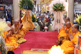 Monjes budistas realizan un ritual de oración por la paz y las bendiciones durante las celebraciones tradicionales del Año Nuevo de Camboya, Laos y Tailandia en la pagoda Pho Minh, Ciudad Ho Chi Minh, el 11 de abril de 2026. (Foto: VNA)