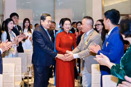 El presidente de la Asamblea Nacional de Vietnam, Tran Thanh Man, y su esposa visitan a los coterráneos residentes en Italia. (Foto: VNA)