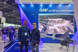 El consejero comercial vietnamita en Israel, Le Thai Hoa, en la exposición de tecnología de drones UVID DroneTech 2025. (Foto: VNA)