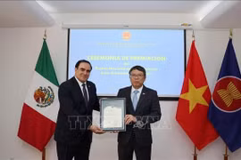 El embajador de Vietnam en México, Nguyen Van Hai, entrega el premio a Mouris Salloum George, director general del Club de Periodistas de México (Foto: VNA)