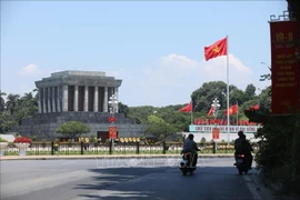 Las calles de Hanoi están llenas de flores y banderas a la llegada de las efemérides nacionales importantes (Foto ilustrativa: VNA)