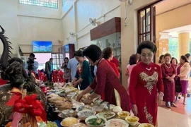 Los vietnamitas en Tailandia se reúnen para celebrar el Tet (Foto: VNA)