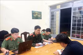 La Policía de la provincia de Lam Dong trabaja con un caso por difundir información falsa relacionada con la situación de los desastres naturales en redes sociales (Foto: VNA)