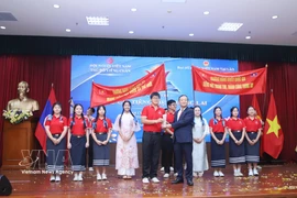 El embajador Nguyen Minh Tam entrega el primer premio al equipo de la Escuela para Estudiantes Talentosos y de Minorías Étnicas de la Universidad Nacional de Laos en el concurso. (Foto: VNA)