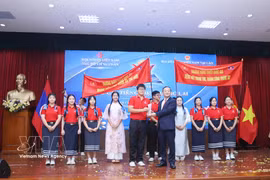 El embajador Nguyen Minh Tam entrega el primer premio al equipo de la Escuela para Estudiantes Talentosos y de Minorías Étnicas de la Universidad Nacional de Laos en el concurso. (Foto: VNA)
