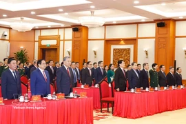El secretario general del Partido Comunista de Vietnam, To Lam, y los delegados realizan la ceremonia de saludo a la bandera. (Foto: VNA)