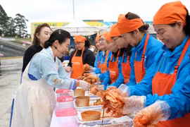 Bajo la guía de la instructora culinaria surcoreana Kim Eun Ja, lugareños y turistas preparan con entusiasmo kimchi con ingredientes de Da Lat. (Foto: VNA)