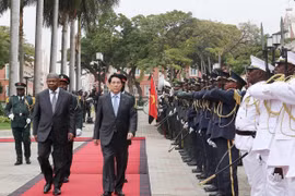 El presidente de Vietnam, Luong Cuong, y su homólogo angoleño, João Manuel Gonçalves Lourenço, en el acto de despedida (Foto: VNA)