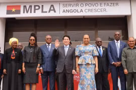 El presidente de Vietnam, Luong Cuong, y los directivos del MPLA (Foto: VNA)