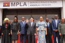 El presidente de Vietnam, Luong Cuong, y los directivos del MPLA (Foto: VNA)