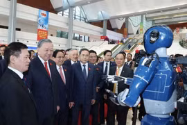 El secretario general del Partido Comunista de Vietnam, To Lam, visita una exposición del Gobierno sobre los logros en ciencia, tecnología, innovación y transformación digital. (Foto: VNA)
