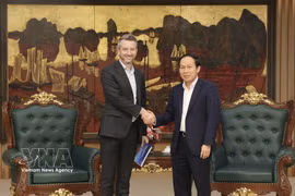 El viceprimer ministro vietnamita Le Tien Chau (derecha) recibe a Layton Pike, vicepresidente de la Universidad RMIT. (Foto: VNA)