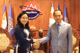 La viceministra de Cultura, Deportes y Turismo de Vietnam, Trinh Thi Thuy, se reúne con el ministro de Información de Camboya, Neth Pheaktra. (Foto: VNA)
