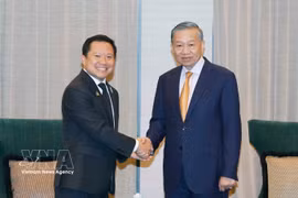 El secretario general del Partido Comunista y presidente de Vietnam, To Lam, recibe a Thapana Sirivadhanabhakdi, presidente ejecutivo del Grupo TCC y director general de la empresa ThaiBev. (Foto: VNA)