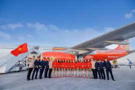 Personal y aeronave de Vietjet (Foto: cortesía de Vietjet)
