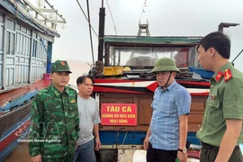 Las autoridades funcionales de Quang Tri inspeccionan periodicamente los barcos pesqueros que no cumplen los estándares requeridos (Foto: VNA)