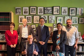 El embajador Do Hung Viet y delegados participantes en la cita (Foto: VNA)