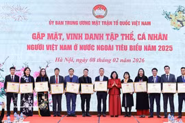 La presidenta del FPV, Bui Thi Minh Hoai, entrega los certificados de reconocimiento a los colectivos ejemplares (Foto: VNA)
