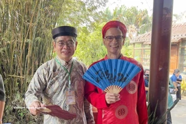 Los diplomáticos extranjeros se visten de trajes tradicionales vietnamitas (Foto: VNA)