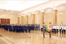 El secretario general del Partido Comunista de Vietnam, To Lam, y una delegación de alto nivel del país indochino rinden en homenaje a Kim Il Sung, expresidente de Corea del Norte, y a Kim Jong Il, exsecretario general del PTC, en el Palacio del Sol Kumsusan, en Pyongyang. (Foto: VNA)