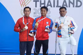 Nguyen Ngoc Thiet (izq.) gana la medalla de plata en los 400 metros estilo libre masculino S9, en los XIII Juegos Paralímpicos de la ASEAN. (Foto: VNA)