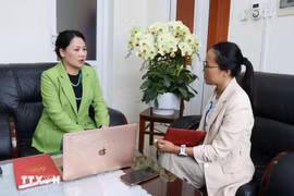 Trinh Ngoc Anh, secretaria del Comité partidista de la comuna de Dai Son, ciudad de Hai Phong (izquierda), conversa con una periodista de la VNA (Foto: VNA)