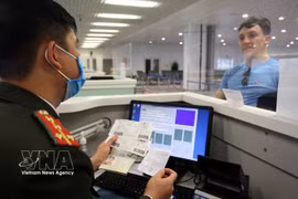 Un extranjero realiza sus trámites de inmigración. (Foto: VNA)