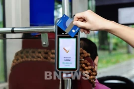 Los pasajeros podrán abonar directamente al subir al autobús con solo acercar su tarjeta ATM nacional NAPAS (Foto: VNA)