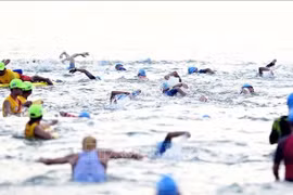 Los atletas compiten en natación (Foto: VNA)