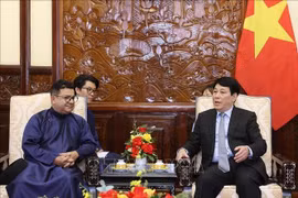 El presidente de Vietnam, Luong Cuong (derecha), conversa con el embajador de Chile, Sergio Narea Guzmán (Foto: VNA)