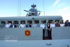 Representantes de agencias vietnamitas y residentesvietnamitas en Australia visitan el buque 016-Quang Trung. (Fuente: VNA)