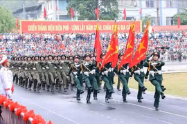 El desfile del Bloque de Soldados de Dien Bien Phu en el mitin, desfile y marcha en conmemoración al 70 aniversario de la Victoria de Dien Bien Phu (7 de mayo). (Fuente: VNA)