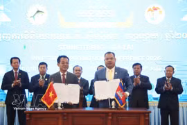 En el acto de firma del acuerdo para el estudio de inversiones en plantaciones forestales a gran escala entre Stung Treng y la empresa Phu Tai de Gia Lai. (Fuente: VNA)