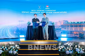 Pham Sanh Chau, director general de VinFast Asia, y Angga Prawira Awang, director general de Amarta, en el evento. (Fuente: VNA)