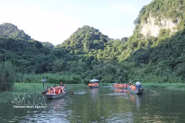 Turistas en el Jardín de Aves Thung Nham, barrio de Nam Hoa Lu, provincia de Ninh Binh. (Foto de : VNA)