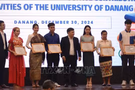 La Universidad de Danang entrega reconocimientos a estudiantes internacionales con mejores resultados académicos. (Fuente: VNA)