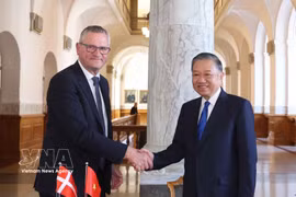 El secretario general del Partido Comunista de Vietnam y presidente del Estado, To Lam, se reúne con el titular del Parlamento danés, Henrik Frandsen. (Fuente: VNA)