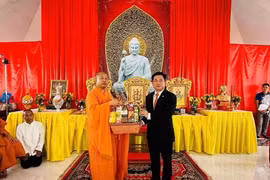 El cónsul general de Vietnam en Khon Kaen, Dinh Hoang Linh, y delegados en el evento. (Fuente: baoquocte.vn)