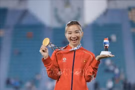 La corredora Nguyen Thi Oanh gana tres medallas de oro en los SEA Games 33. (Fuente: VNA)